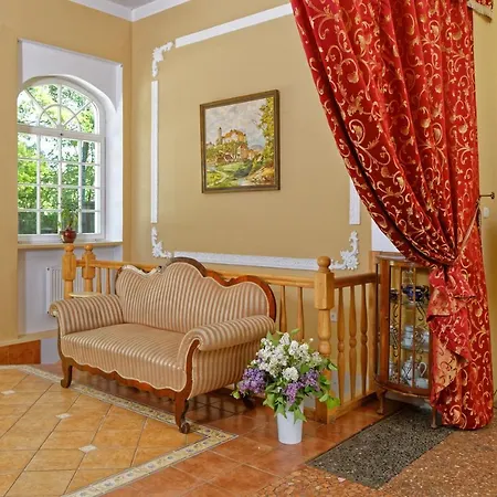 Palac Ptaszynka Bed and breakfast