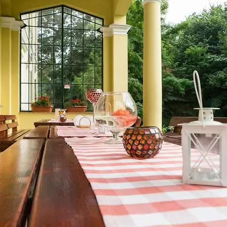 Bed & Breakfast Palac Ptaszynka 3*