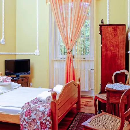 Bed & Breakfast Palac Ptaszynka *